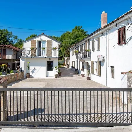 Kameni Biser Holiday home *